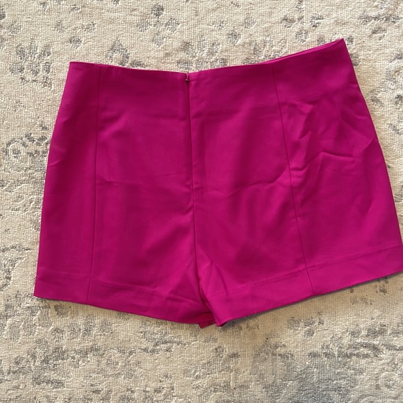 EXPRESS fuchsia skort. - Picture 3 of 4